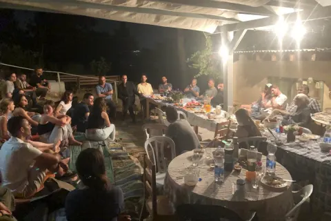 Menschen beim gemeinsamen Abendessen